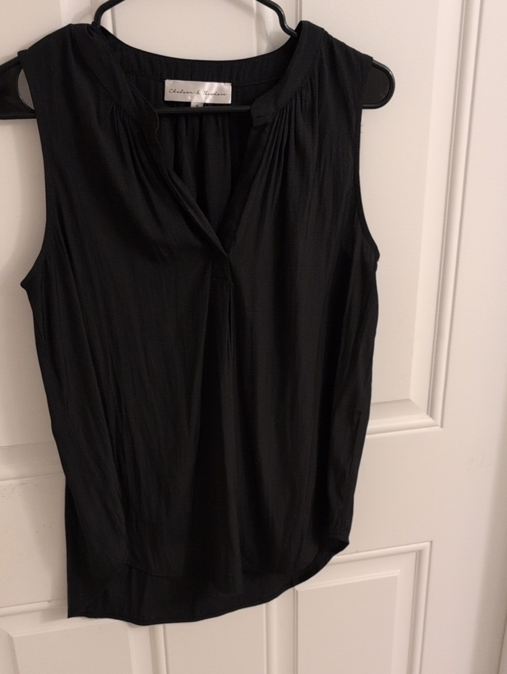 Chelsea & Theodore Black Sleeveless V-Neck Camisole